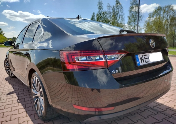 Skoda Superb cena 96500 przebieg: 88000, rok produkcji 2017 z Warszawa małe 781